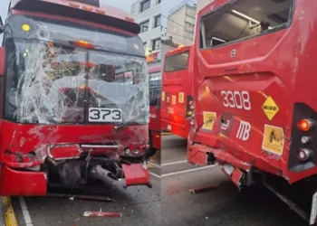 Chocan dos Metrobuses bajo puente de Xola y dejan 12 heridos