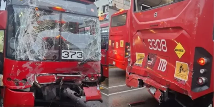 Chocan dos Metrobuses bajo puente de Xola y dejan 12 heridos