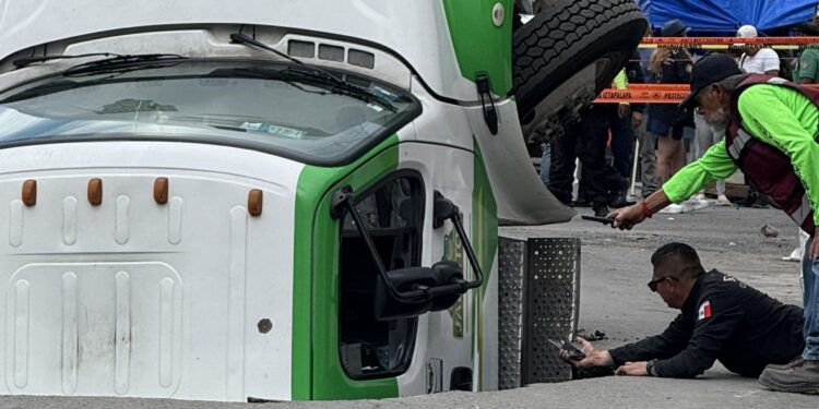 Socavón en Iztapalapa sigue sin resolverse tras casi dos semanas