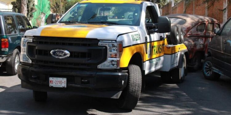 Autos abandonados saturan calles de CDMX