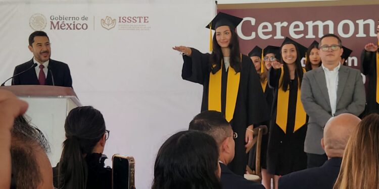 Martí Batres celebra graduación de estudiantes de la Escuela de Dietética y Nutrición del ISSSTE