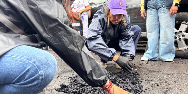 Rojo de la Vega atiende quejas vecinales en tiempo real en Roma Sur