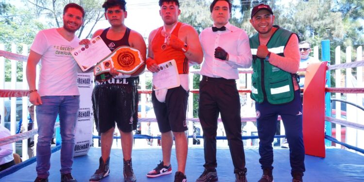 Boxeo con bandera partidista en Iztapalapa