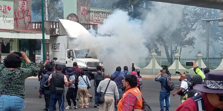 Protesta por Ayotzinapa deja saldo de camión incendiado frente al Campo Militar 1