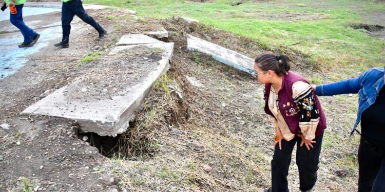 Aparece grieta en el bajo puente La Concordia en Iztapalapa; autoridades restringen tránsito