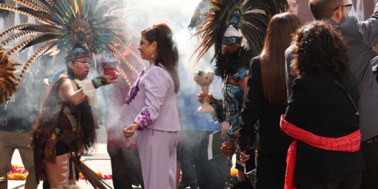 Le hacen limpia y le entregan Bastón de mando a Brugada en Primer Informe de Gobierno