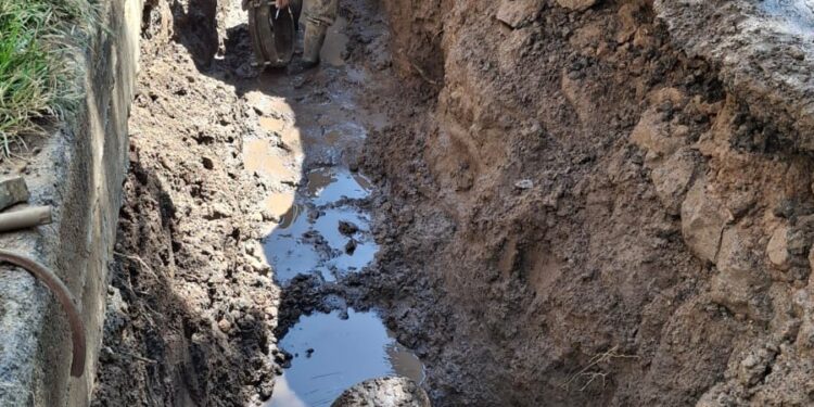 Fuga de agua afecta a colonia Portales