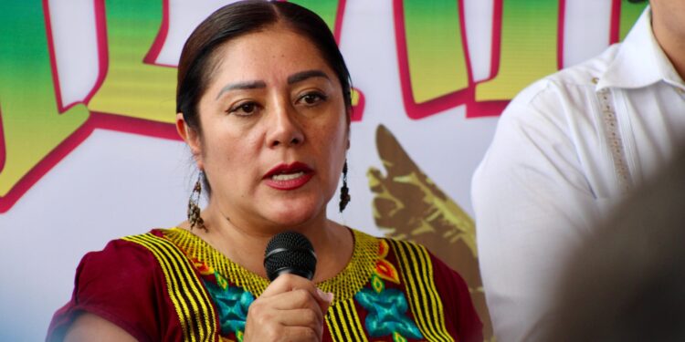 Xóchitl Bravo respalda informe de Claudia Sheinbaum ante un Zócalo lleno