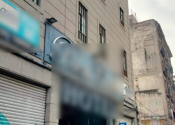 Saltó del hotel… y mordió al poli