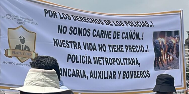 Policías capitalinos protestan frente a Palacio Nacional por compañeros lesionados el 2 de octubre