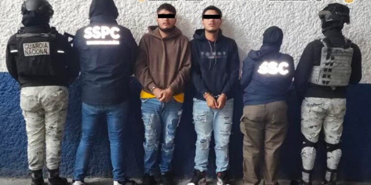Detienen a dos hombres ligados a grupo criminal tras cateos en CDMX