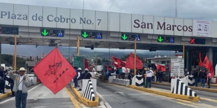 Maestros de la CNTE y del Edomex, bloquean principales vías de acceso a la CDMX