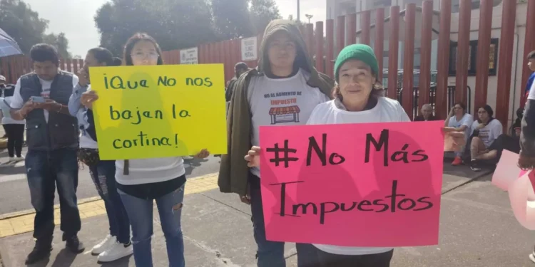 Protestan comerciantes en la Cámara de Diputados