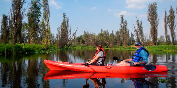 Congreso CDMX impulsa regulación de kayaks en Xochimilco