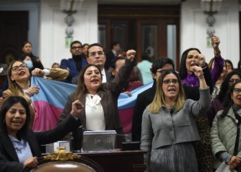Diputados de Morena revientan la sesión