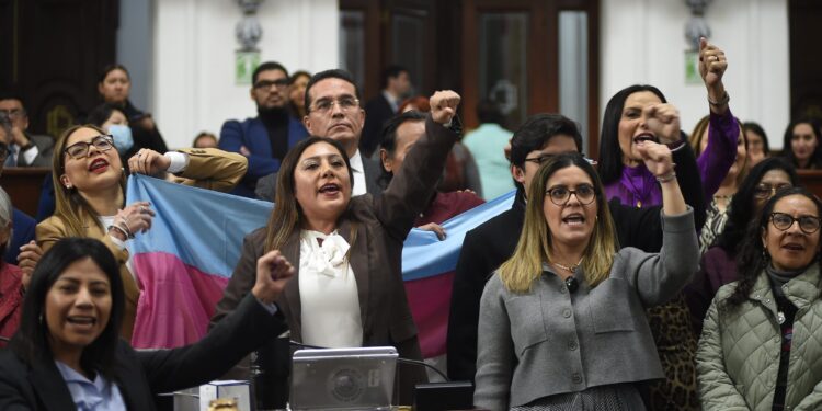 Diputados de Morena revientan la sesión 