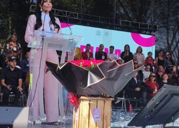 Vecinos arropan a Diana Sánchez Barrios durante su Primer Informe Legislativo