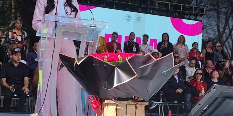 Vecinos arropan a Diana Sánchez Barrios durante su Primer Informe Legislativo