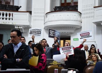 Oposición revienta sesión; votarían investigación al PRI por presunta contratación de porros