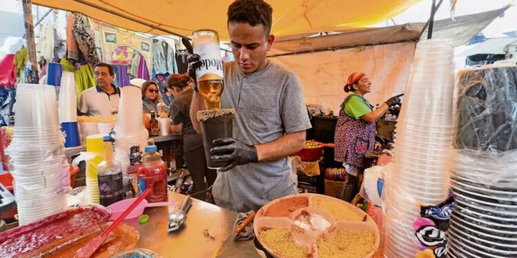 Exigen cierre de chelerías clandestinas en San Gregorio Atlapulco