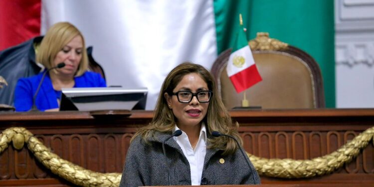 López Casarín en órbita mientras los vecinos en el abandono