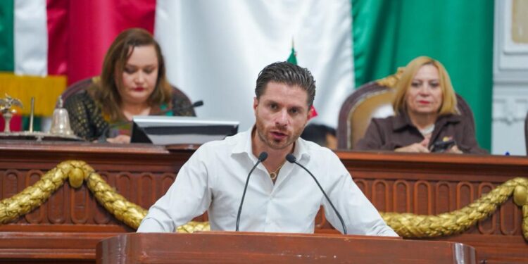 Avanza prohibición de exhibir perros y gatos en venta en CDMX