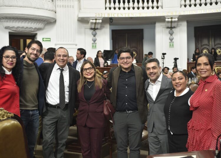 “Curul en automático: Morena cierra filas tras salida de Zárate”